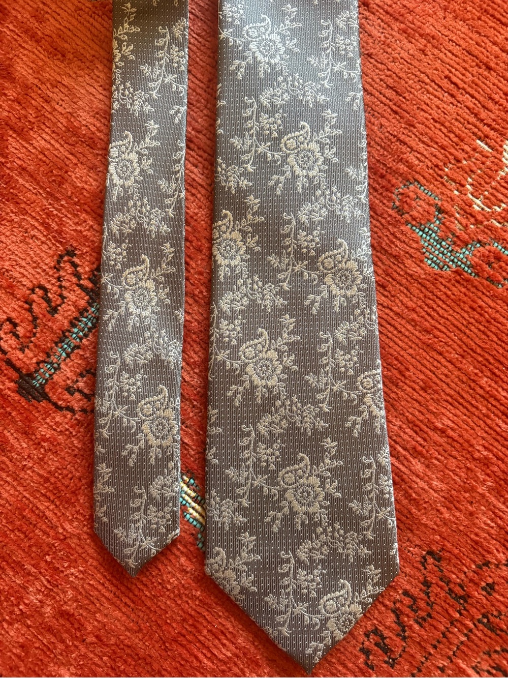 Classic Gray Floral Men's Jos A Bank Silk Tie - Elegant Neutral Style